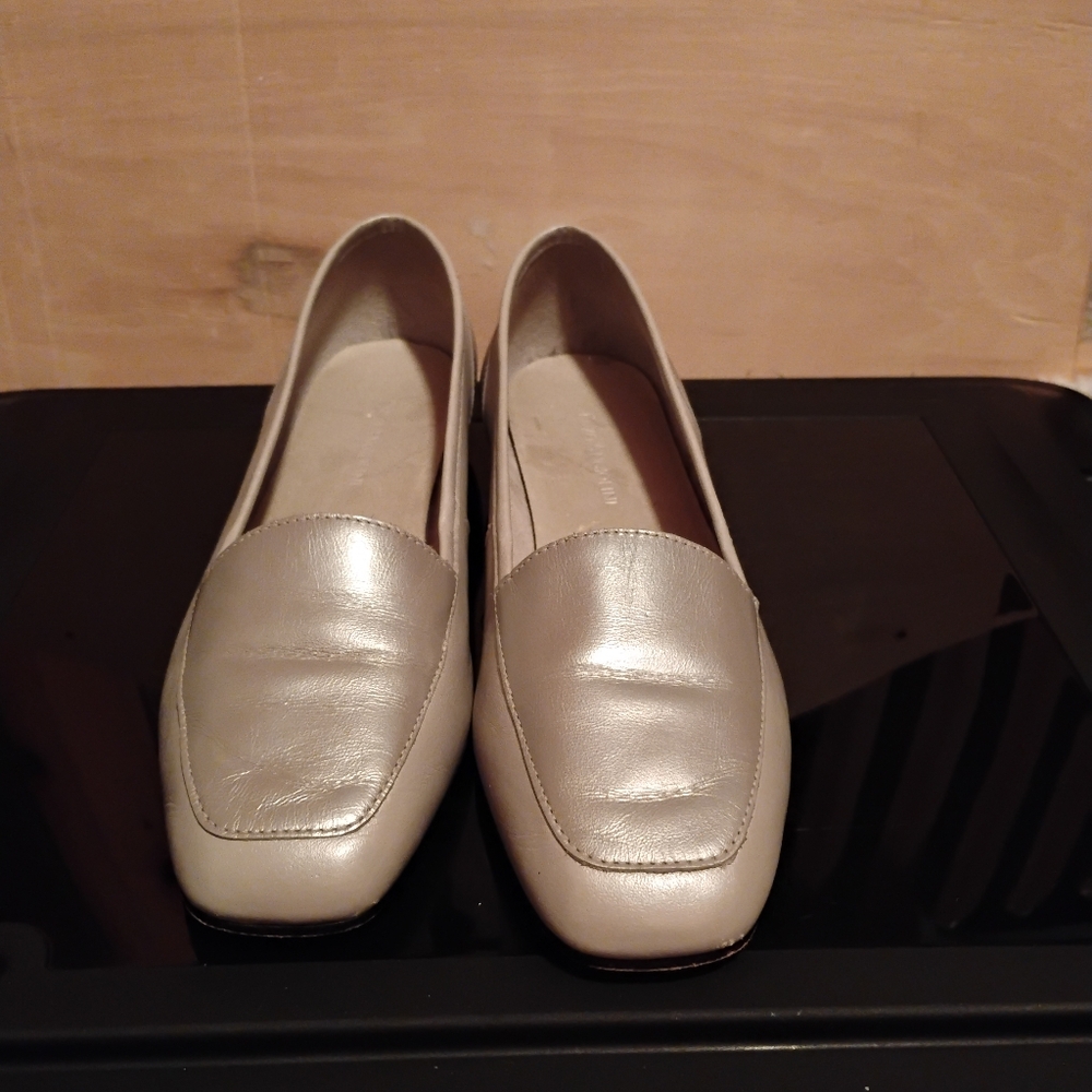 Elegant Vera Cuoio Women's Cream Loafers